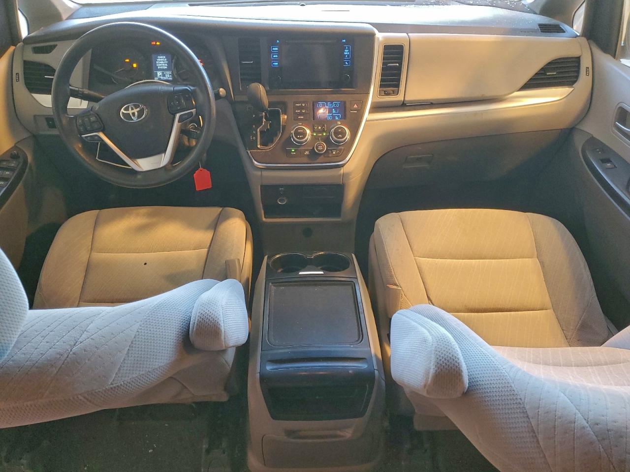 2017 TOYOTA SIENNA LE photo 8