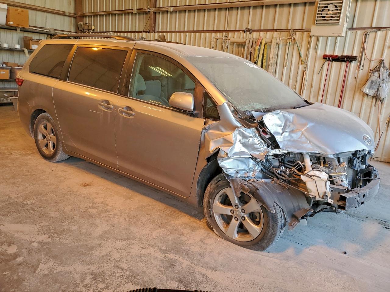 2017 TOYOTA SIENNA LE photo 4