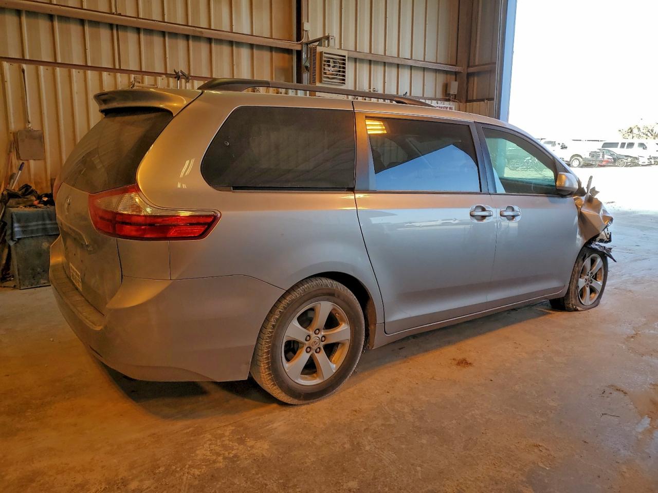 2017 TOYOTA SIENNA LE photo 3