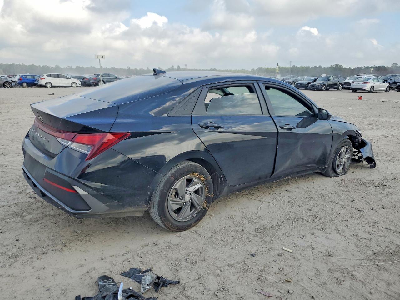 2025 HYUNDAI ELANTRA SE photo 3