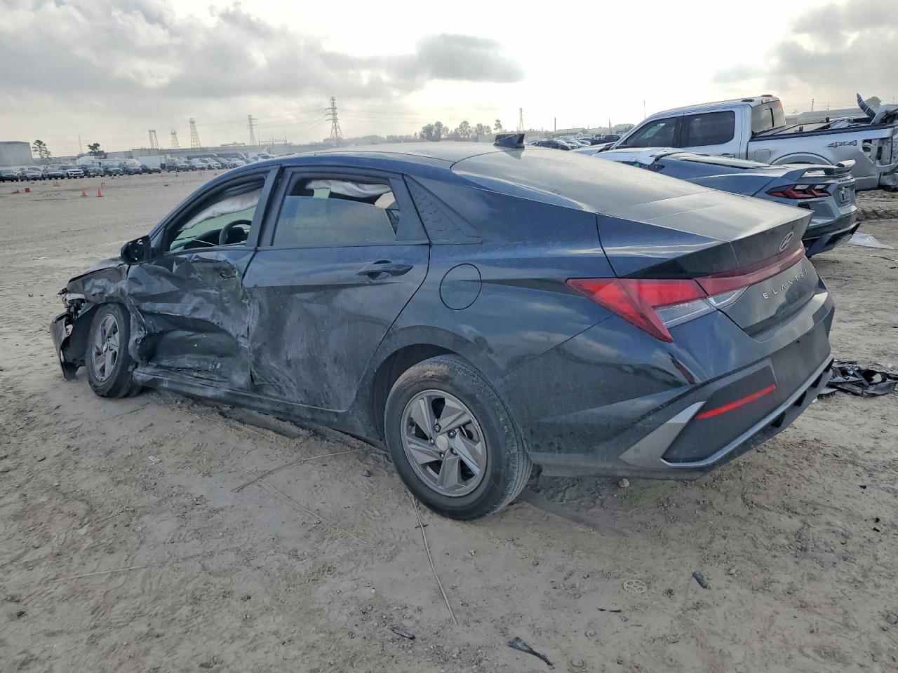 2025 HYUNDAI ELANTRA SE photo 2