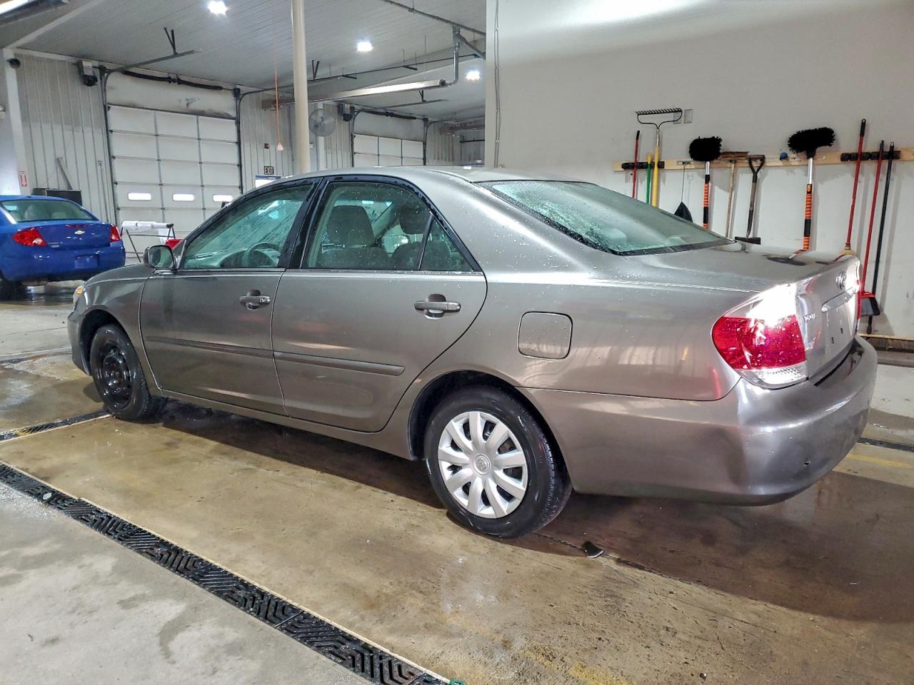 2006 TOYOTA CAMRY LE photo 2