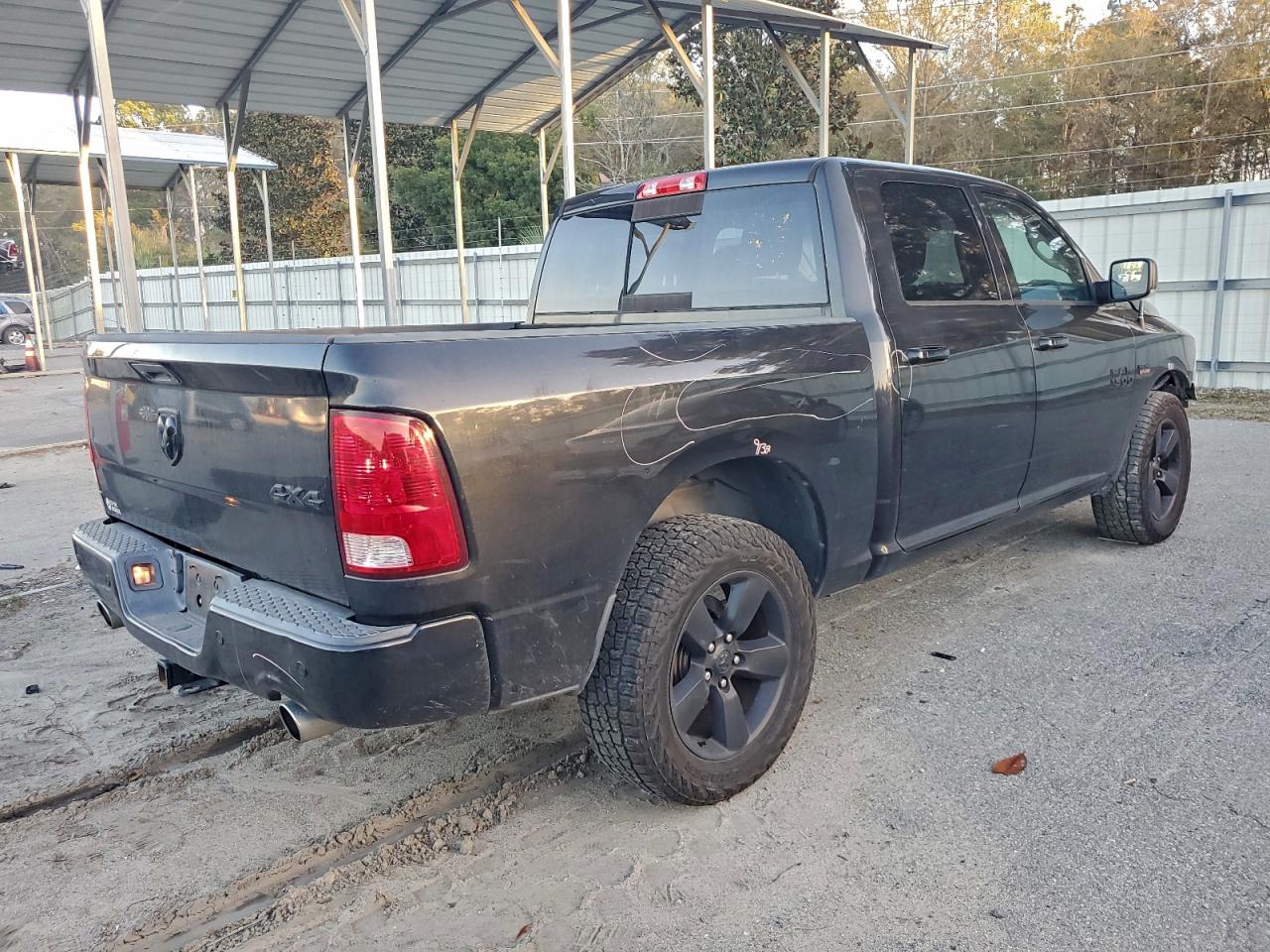 2018 RAM 1500 SLT photo 3