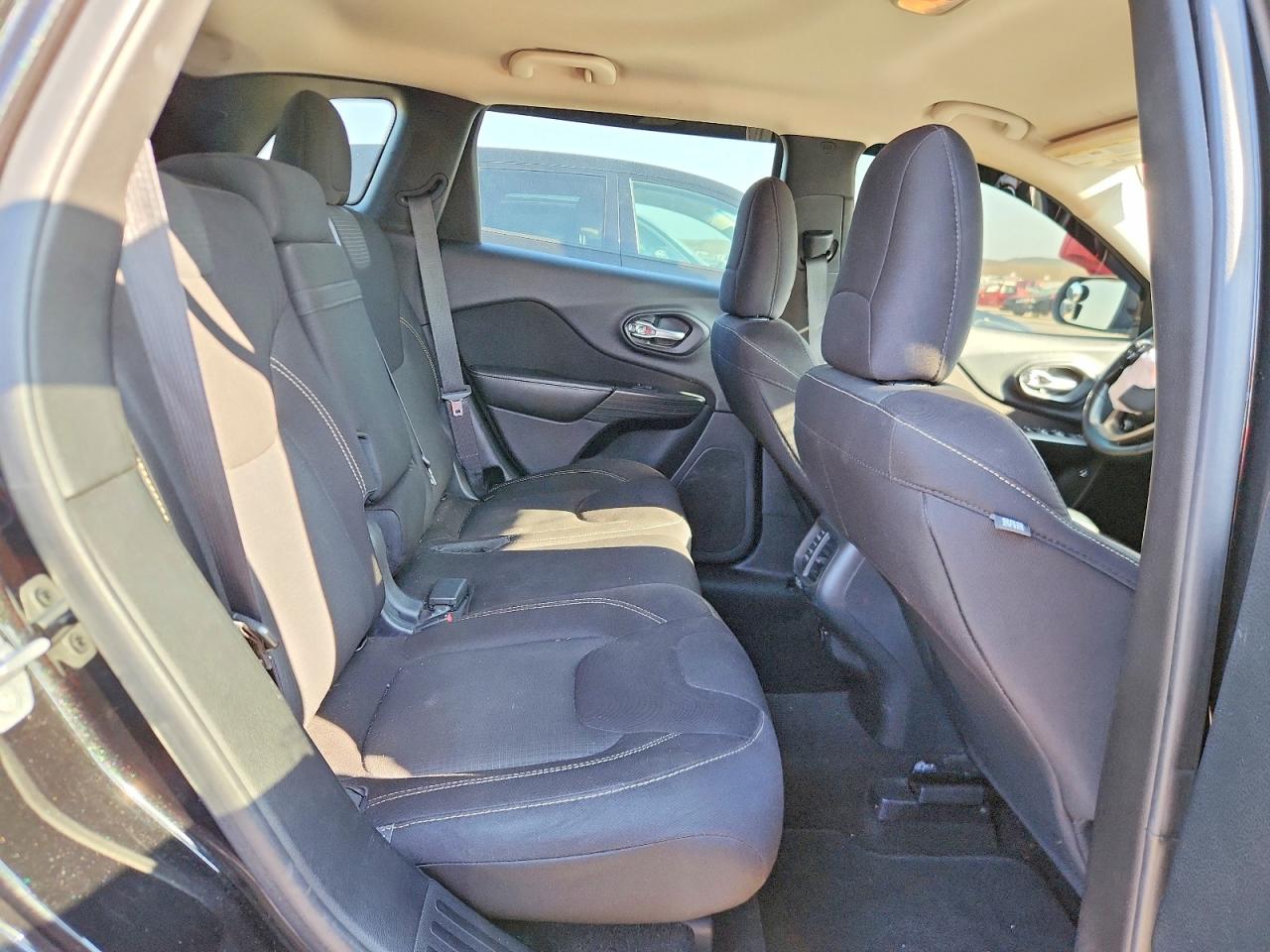 2015 JEEP CHEROKEE LATITUDE photo 11