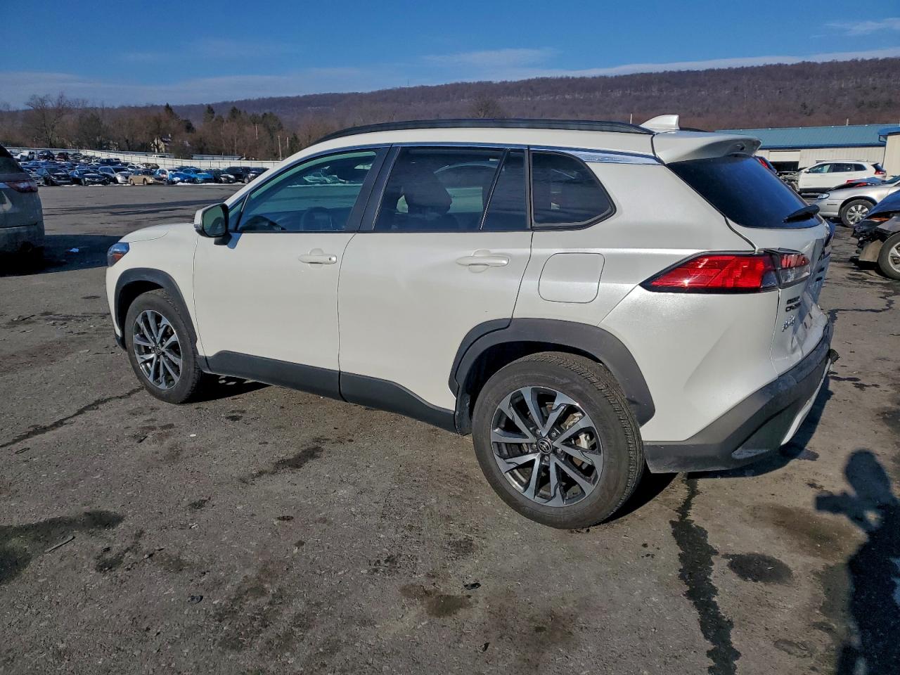2022 TOYOTA COROLLA CROSS XLE photo 2