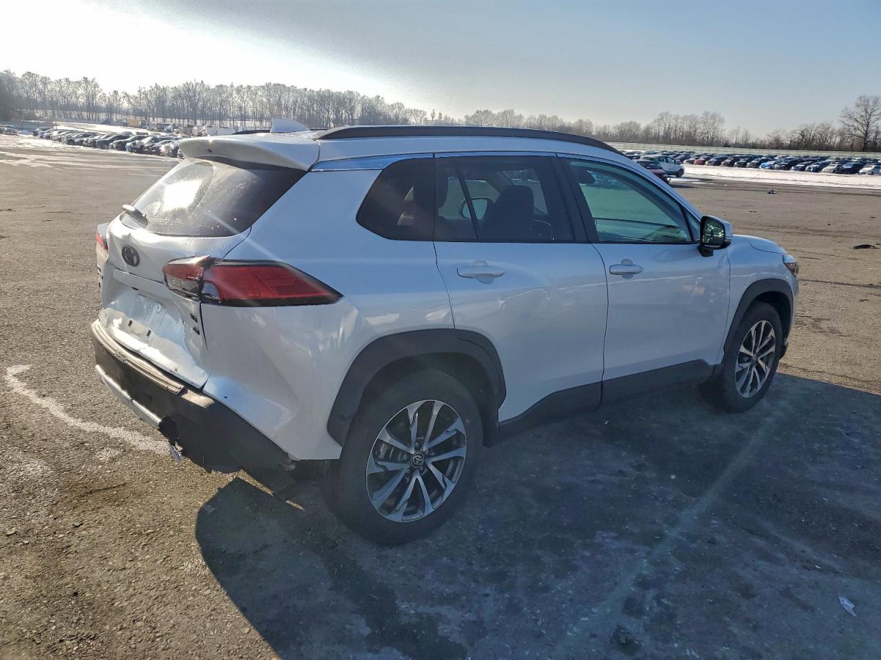 2022 TOYOTA COROLLA CROSS XLE photo 3