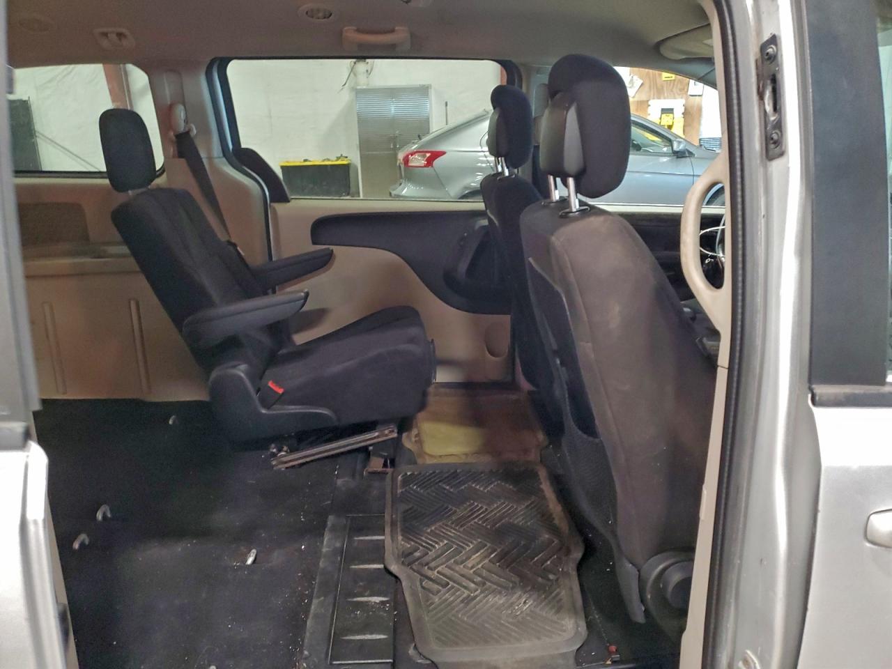 2011 DODGE GRAND CARAVAN MAINSTREET photo 11