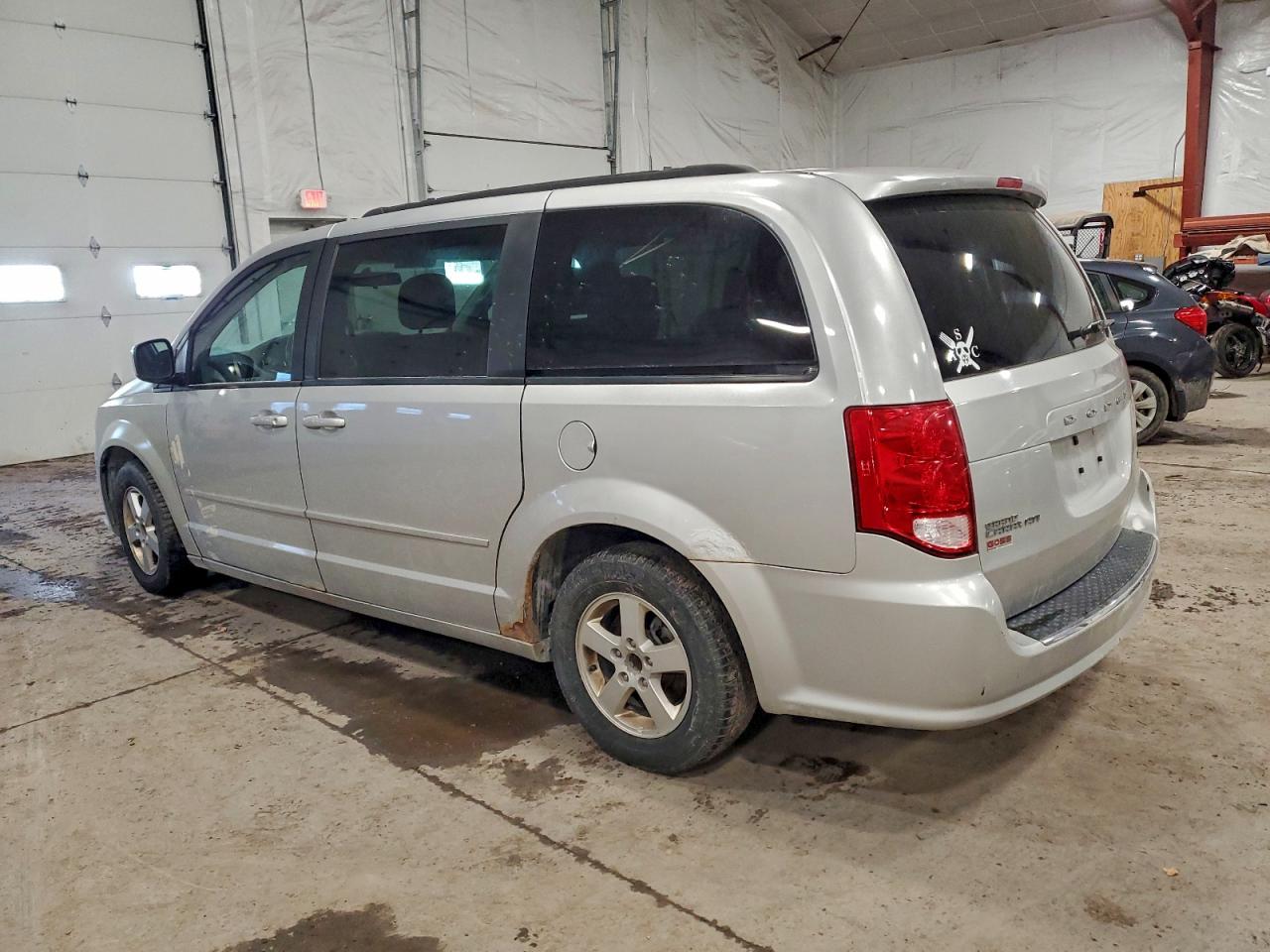 2011 DODGE GRAND CARAVAN MAINSTREET photo 2