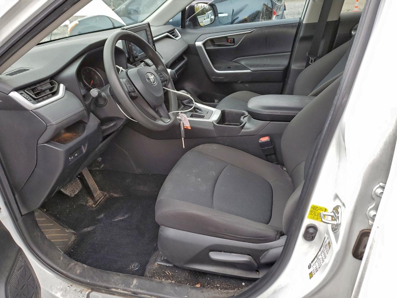 2022 TOYOTA RAV4 LE photo 19