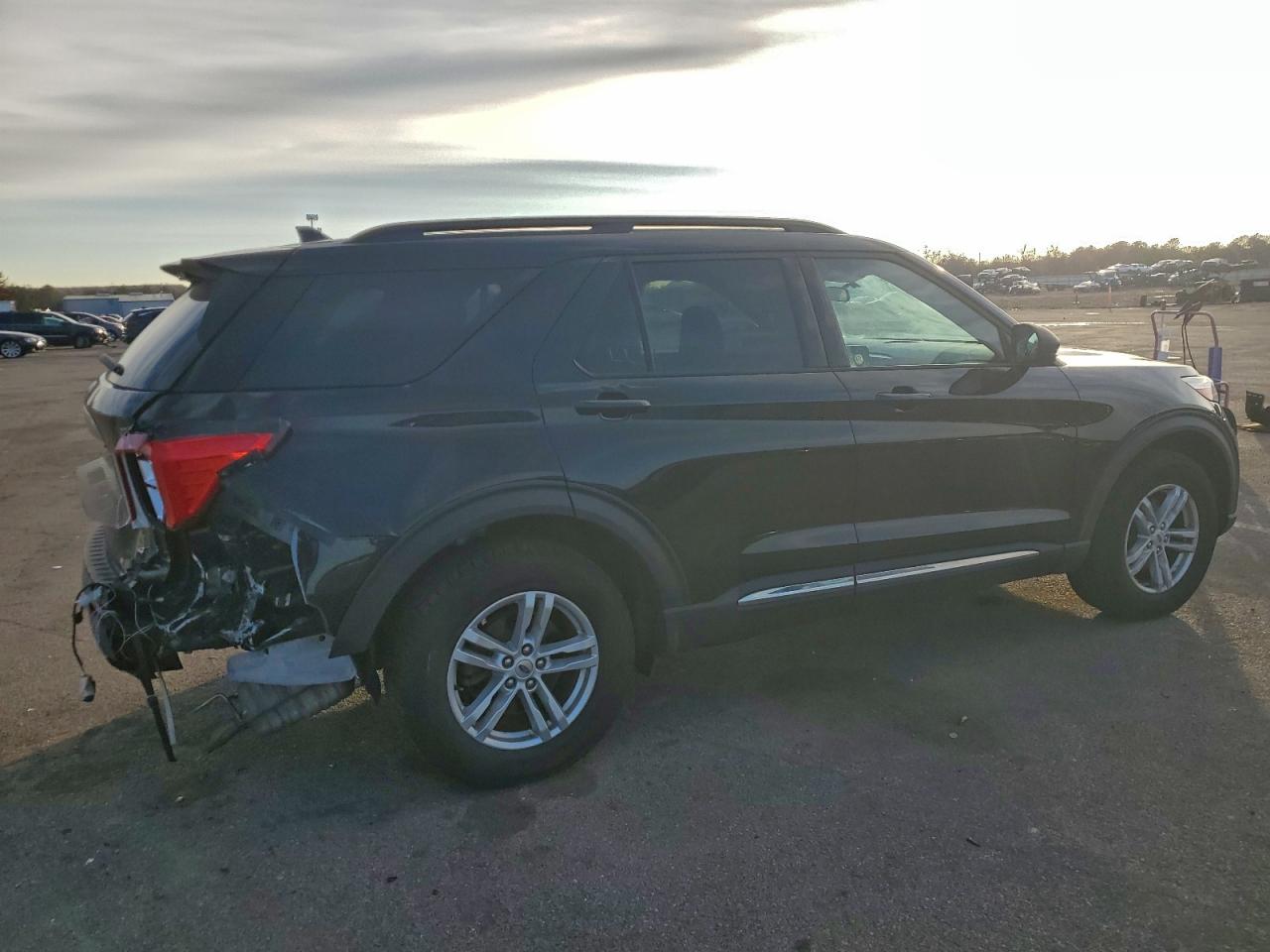 2021 FORD EXPLORER XLT photo 3