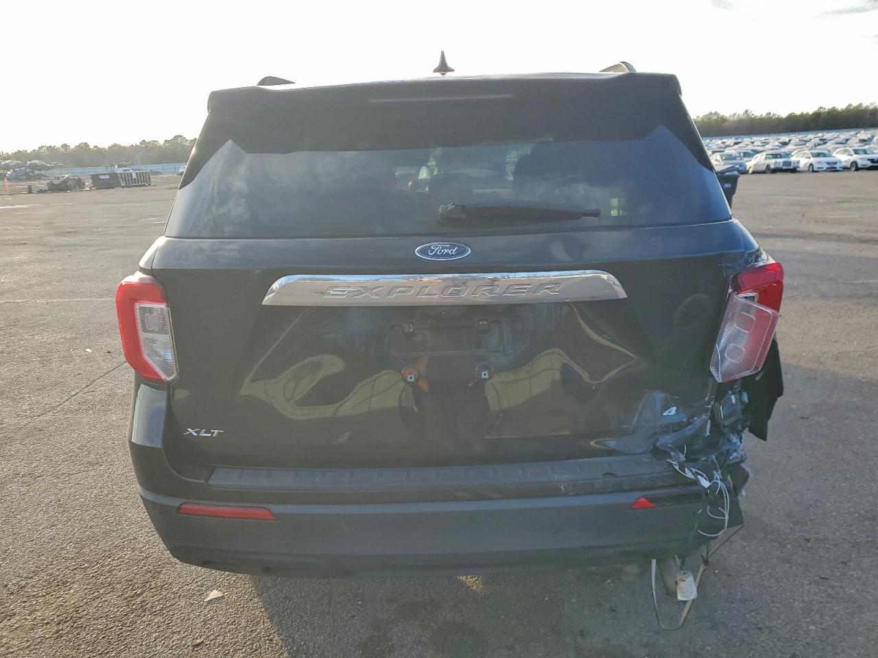 2021 FORD EXPLORER XLT photo 6