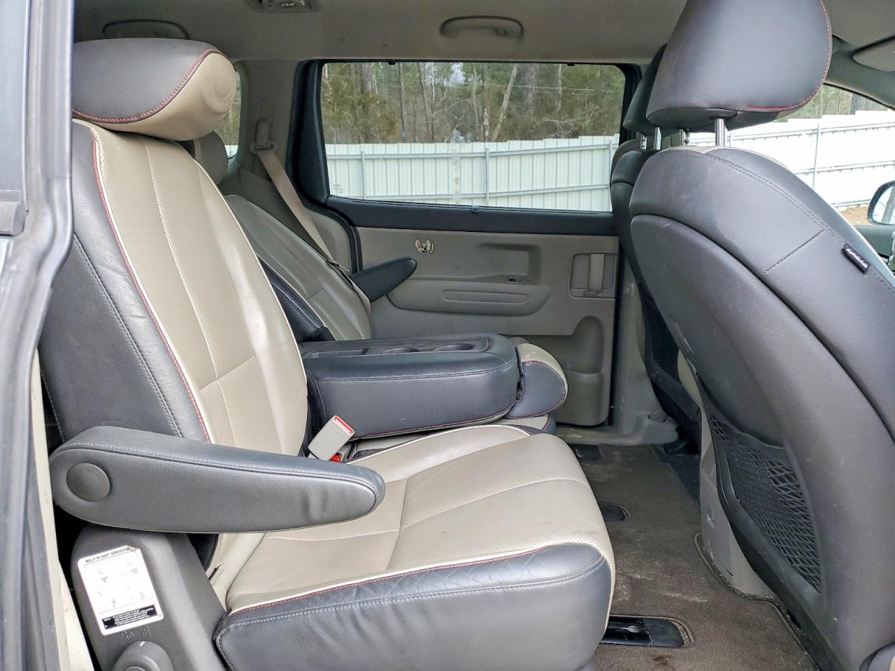 2017 KIA SEDONA LX photo 11
