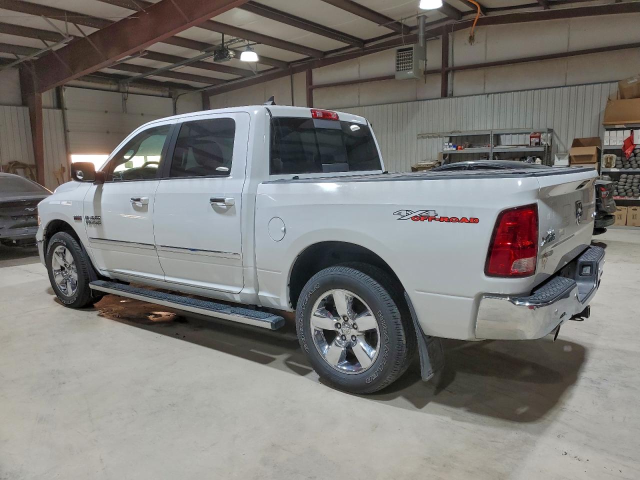 2015 RAM 1500 SLT photo 2