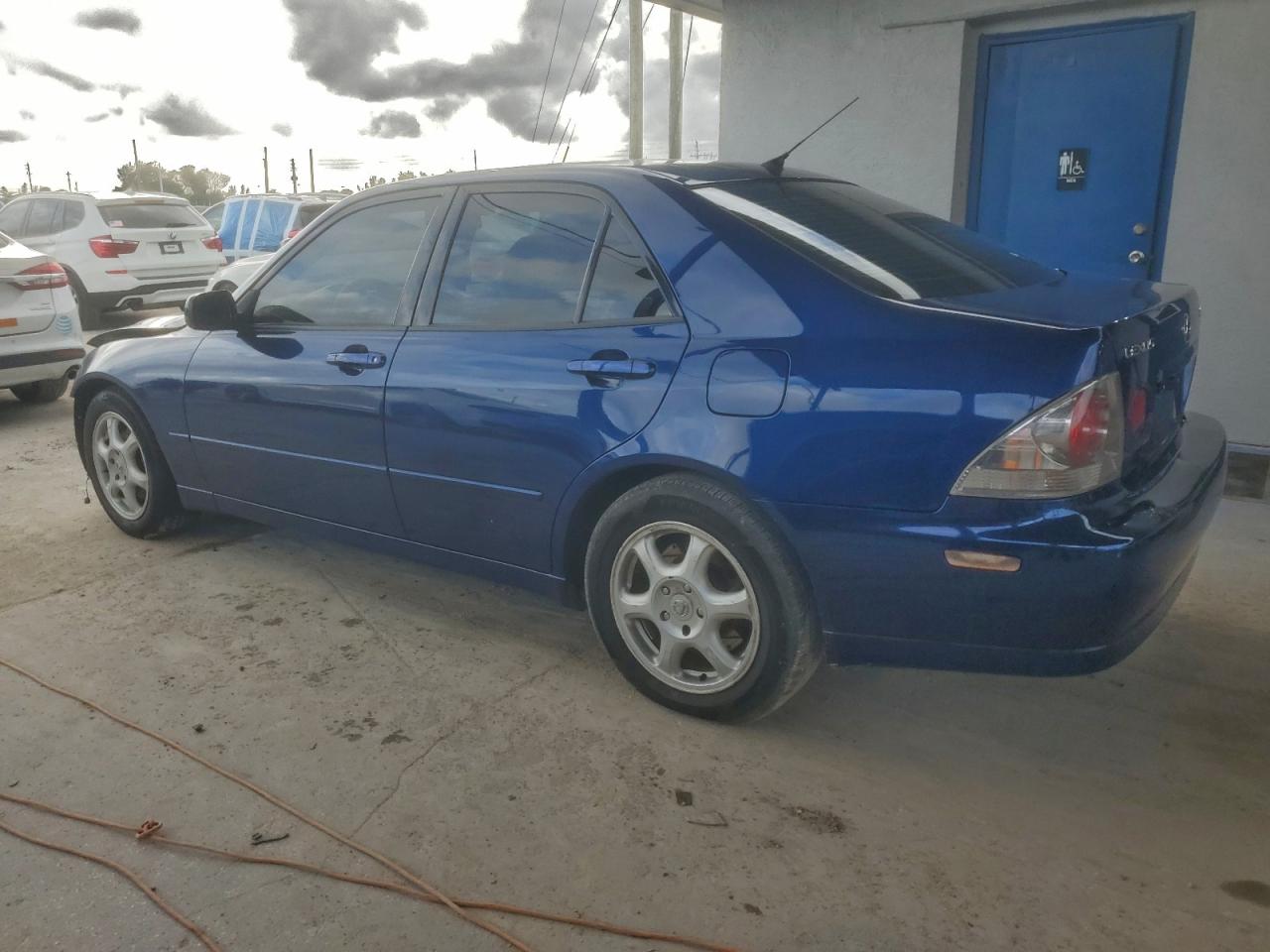 2001 LEXUS IS 300 photo 2