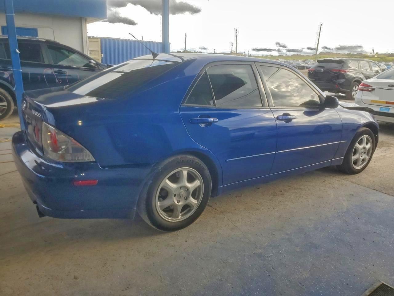 2001 LEXUS IS 300 photo 3