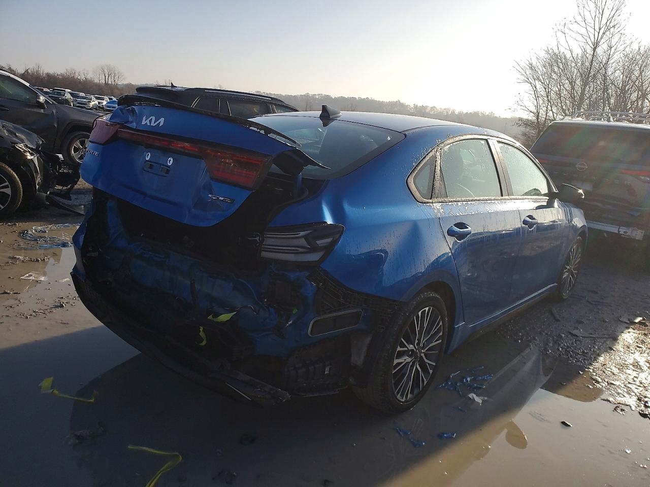 2023 KIA FORTE GT LINE photo 3