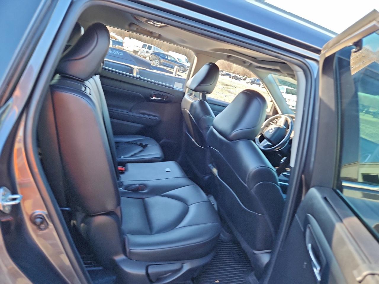 2022 TOYOTA HIGHLANDER XLE photo 11