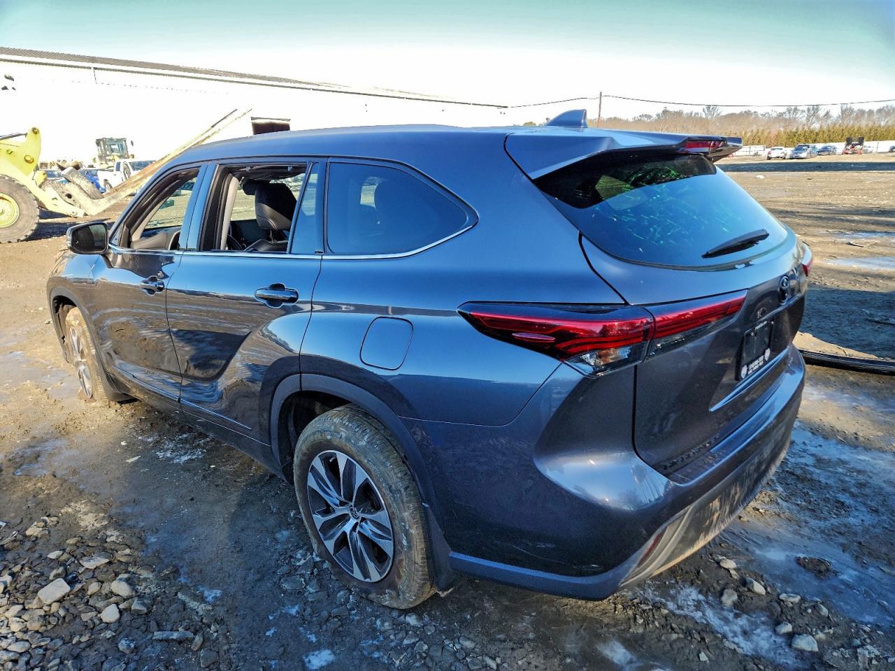 2022 TOYOTA HIGHLANDER XLE photo 2
