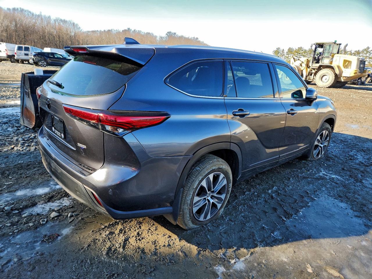 2022 TOYOTA HIGHLANDER XLE photo 3