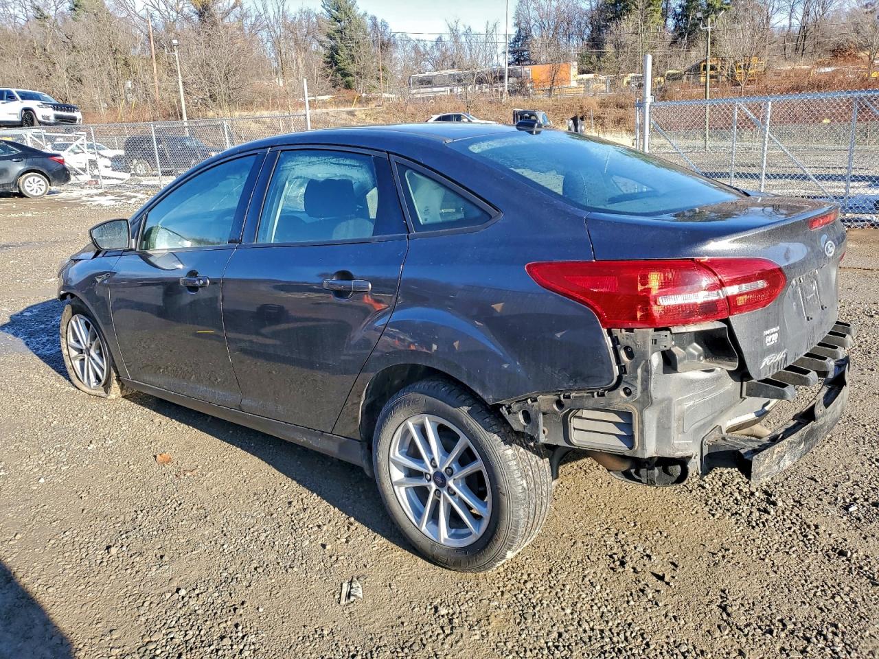 2017 FORD FOCUS SE photo 2