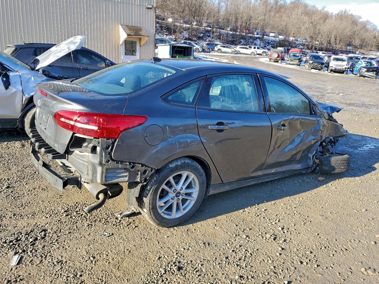 2017 FORD FOCUS SE photo 3