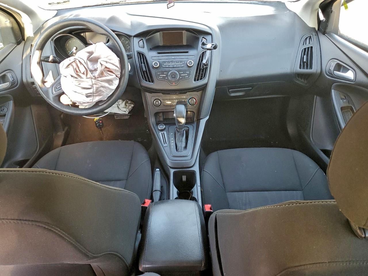 2017 FORD FOCUS SE photo 8