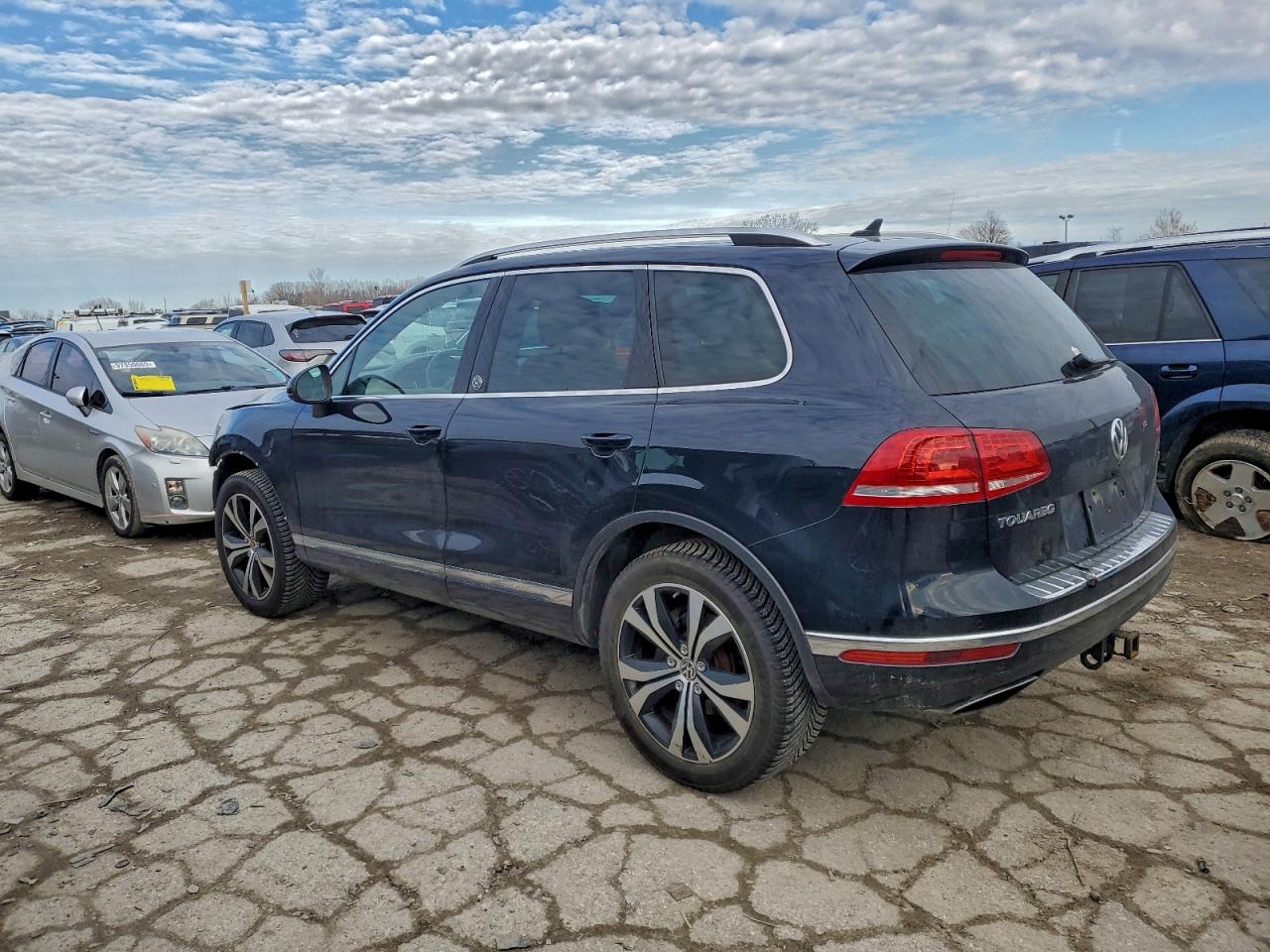 2017 VOLKSWAGEN TOUAREG WOLFSBURG photo 2