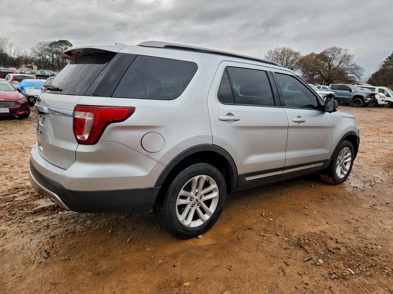2017 FORD EXPLORER XLT photo 3