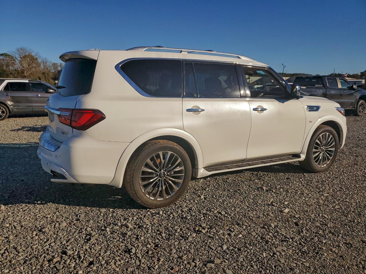 2019 INFINITI QX80 LUXE photo 3