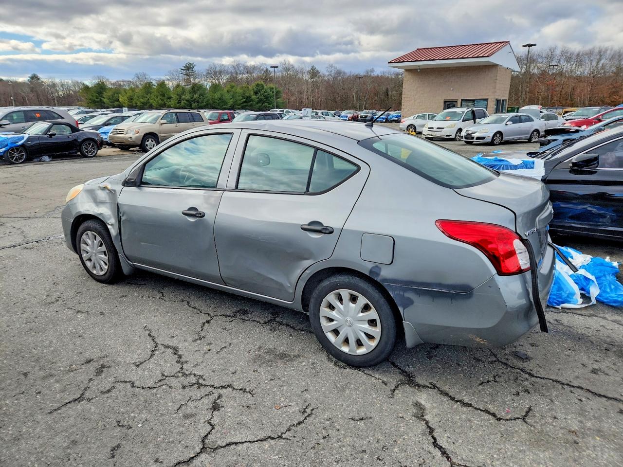 2014 NISSAN VERSA S photo 2