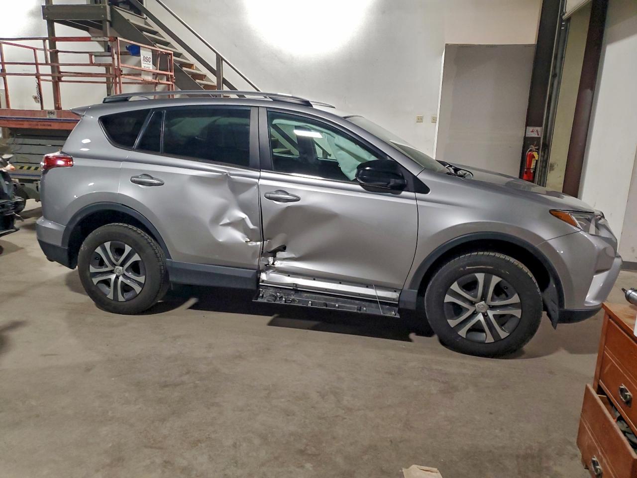 2017 TOYOTA RAV4 LE photo 4