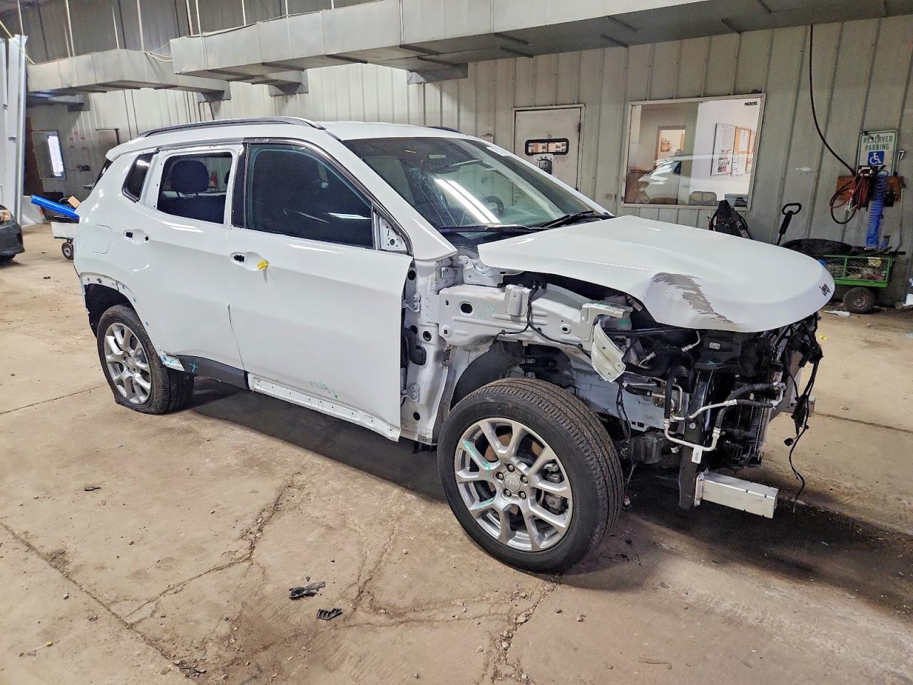 2024 JEEP COMPASS LATITUDE LUX photo 4
