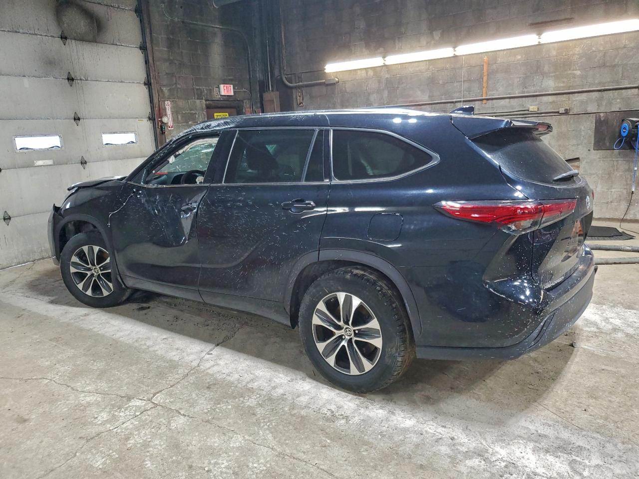 2021 TOYOTA HIGHLANDER XLE photo 2