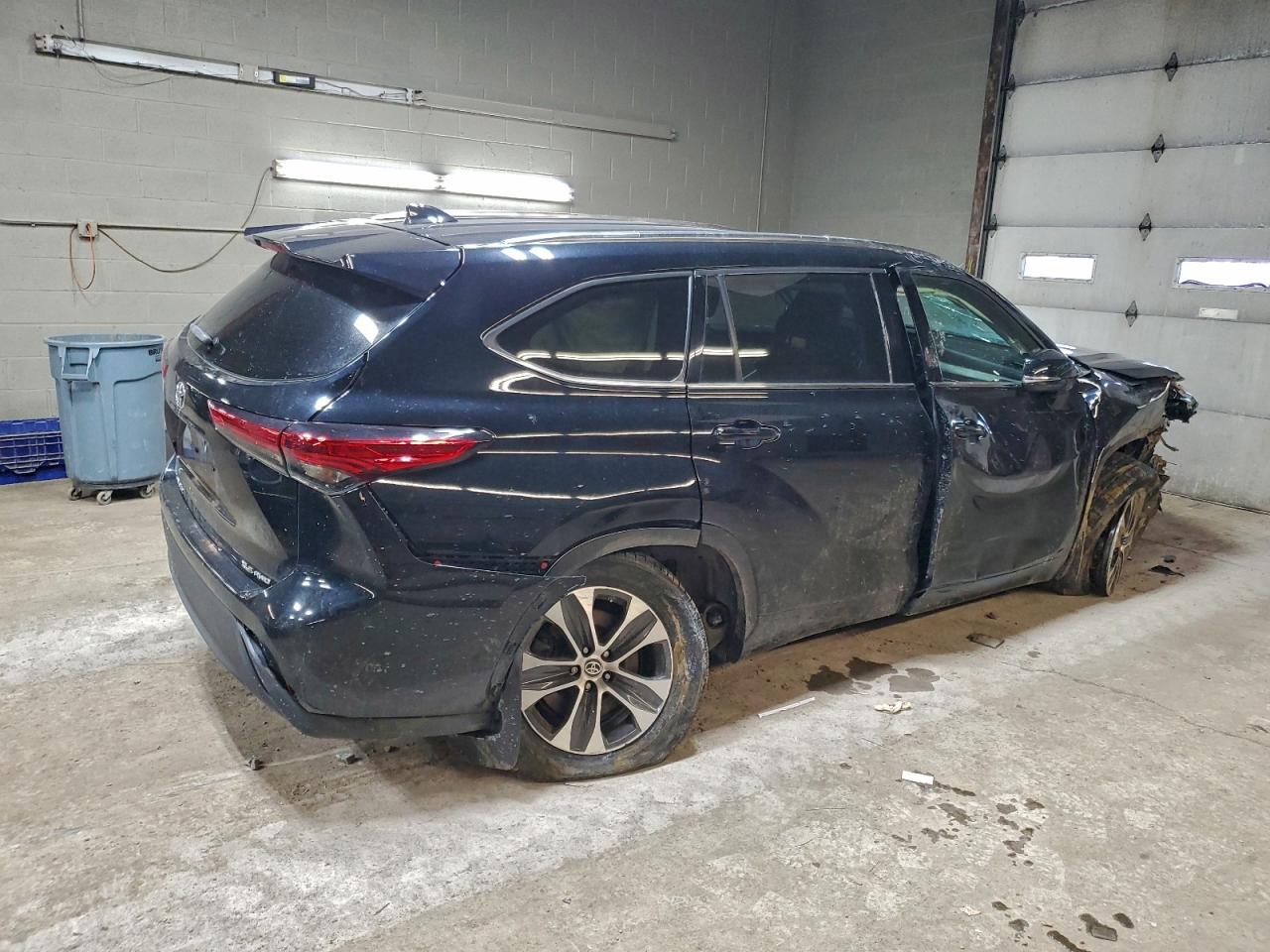 2021 TOYOTA HIGHLANDER XLE photo 3