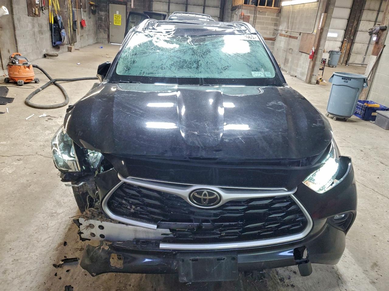 2021 TOYOTA HIGHLANDER XLE photo 5