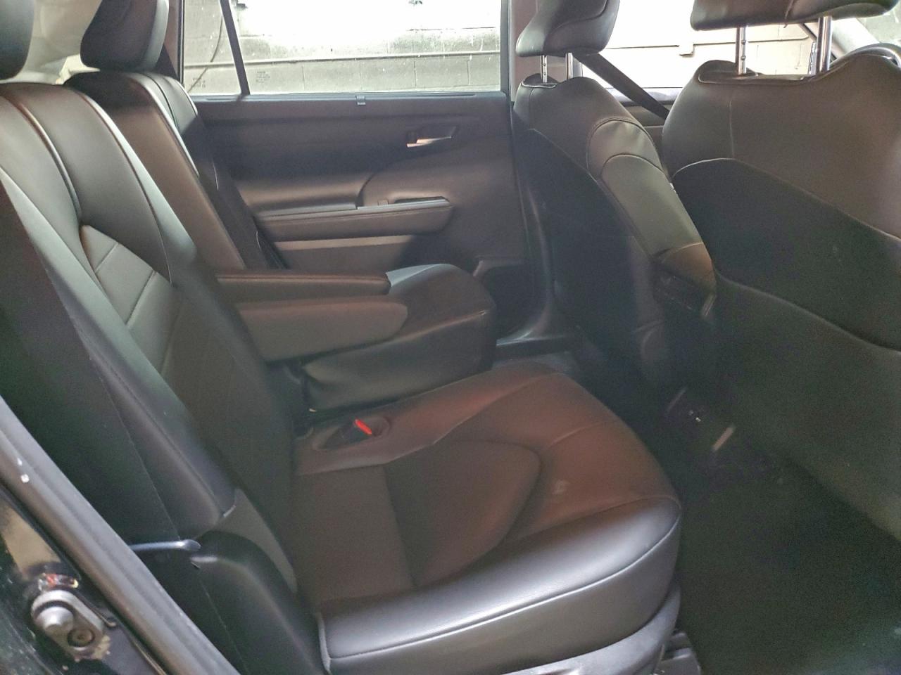 2021 TOYOTA HIGHLANDER XLE photo 11