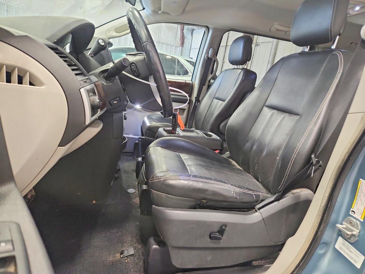 2010 CHRYSLER TOWN & COUNTRY TOURING PLUS photo 7
