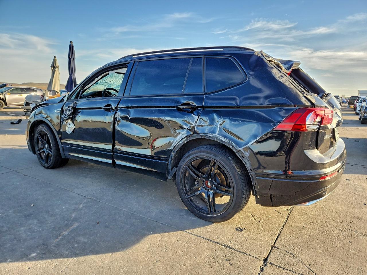 2021 VOLKSWAGEN TIGUAN SE photo 2