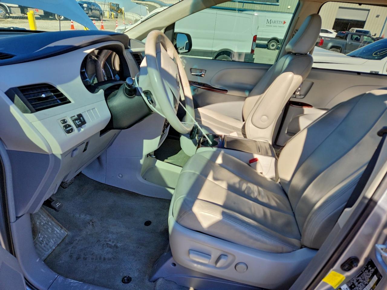 2013 TOYOTA SIENNA XLE photo 7