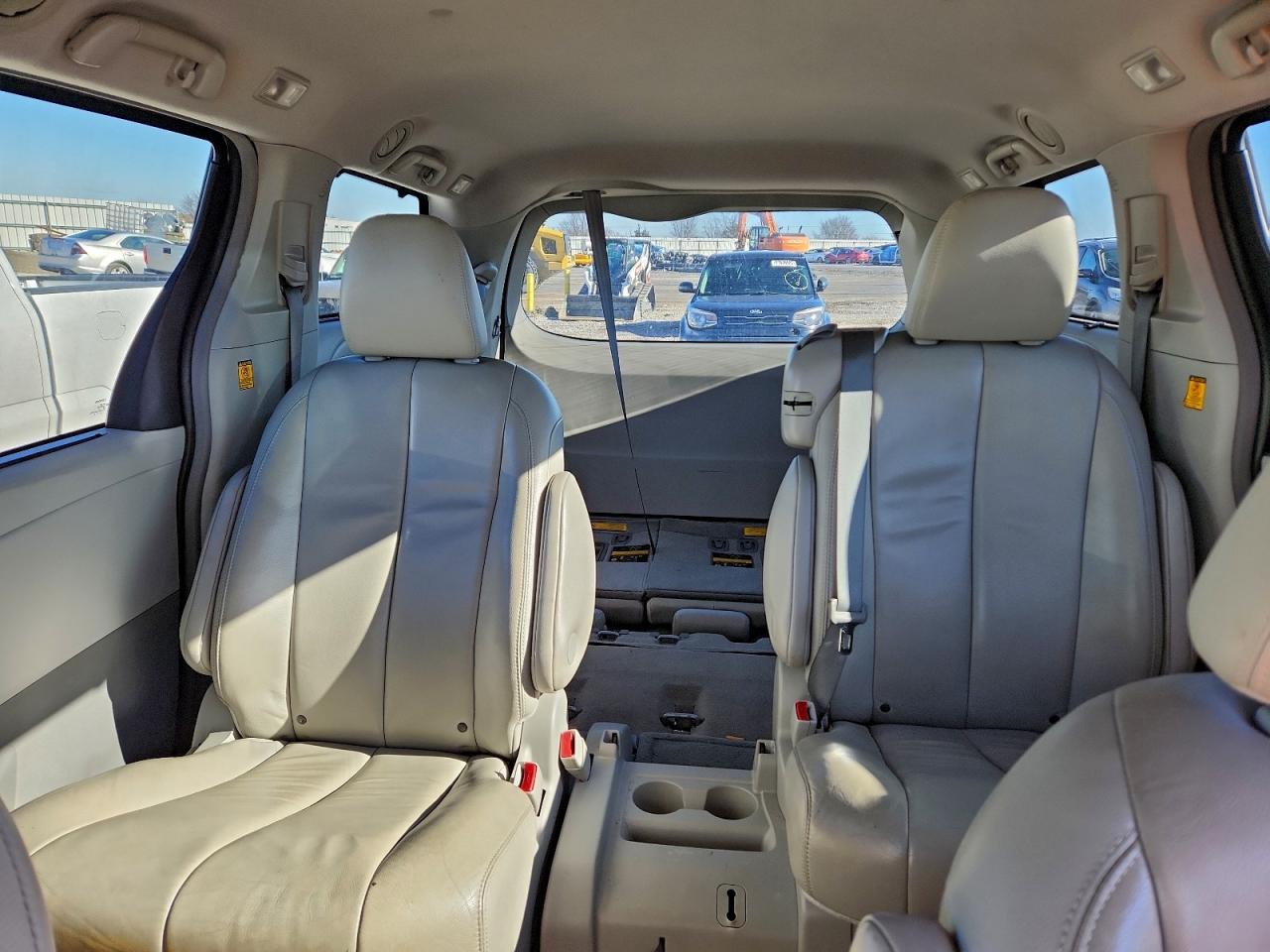 2013 TOYOTA SIENNA XLE photo 10