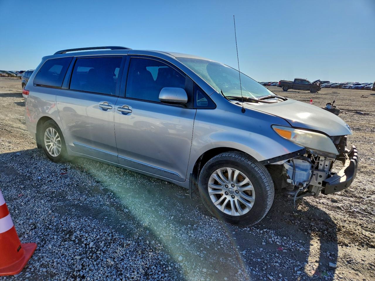 2013 TOYOTA SIENNA XLE photo 4