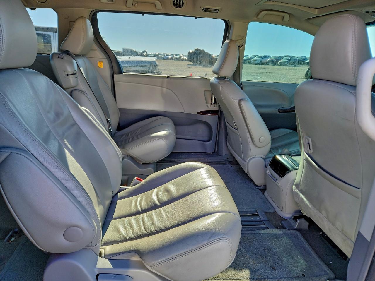 2013 TOYOTA SIENNA XLE photo 11