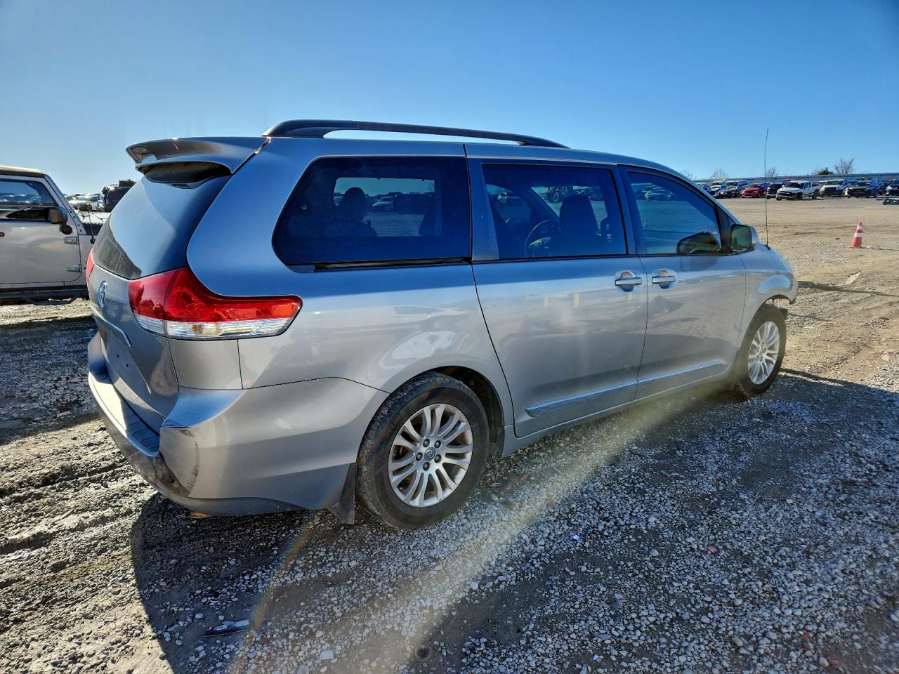 2013 TOYOTA SIENNA XLE photo 3