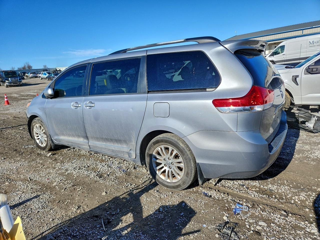 2013 TOYOTA SIENNA XLE photo 2