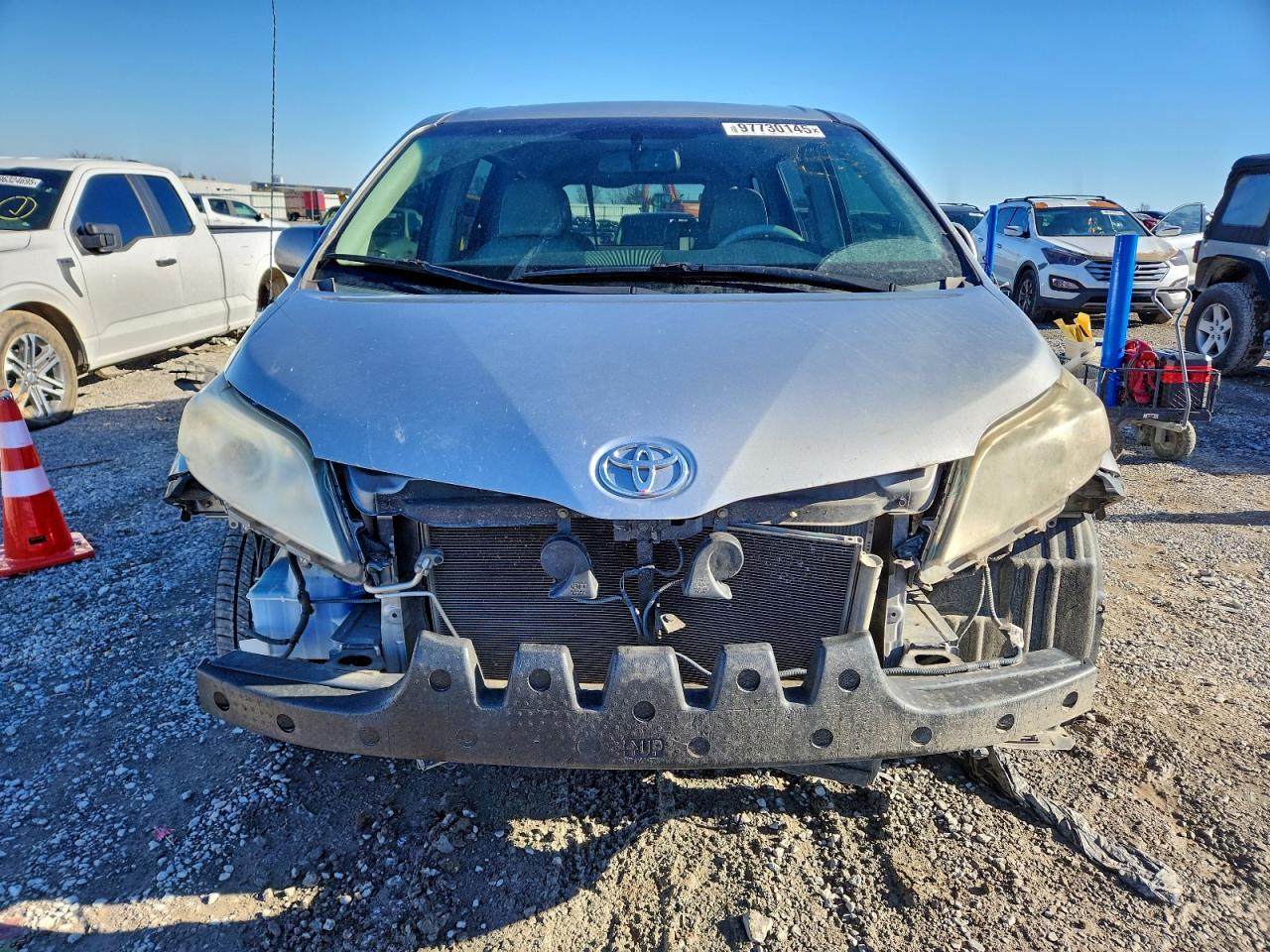 2013 TOYOTA SIENNA XLE photo 5