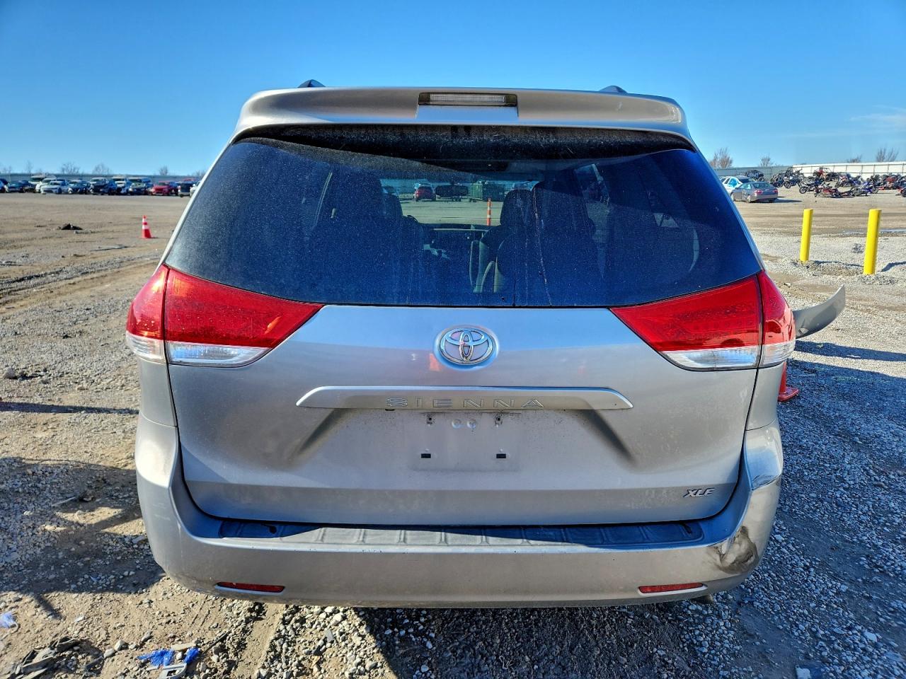 2013 TOYOTA SIENNA XLE photo 6