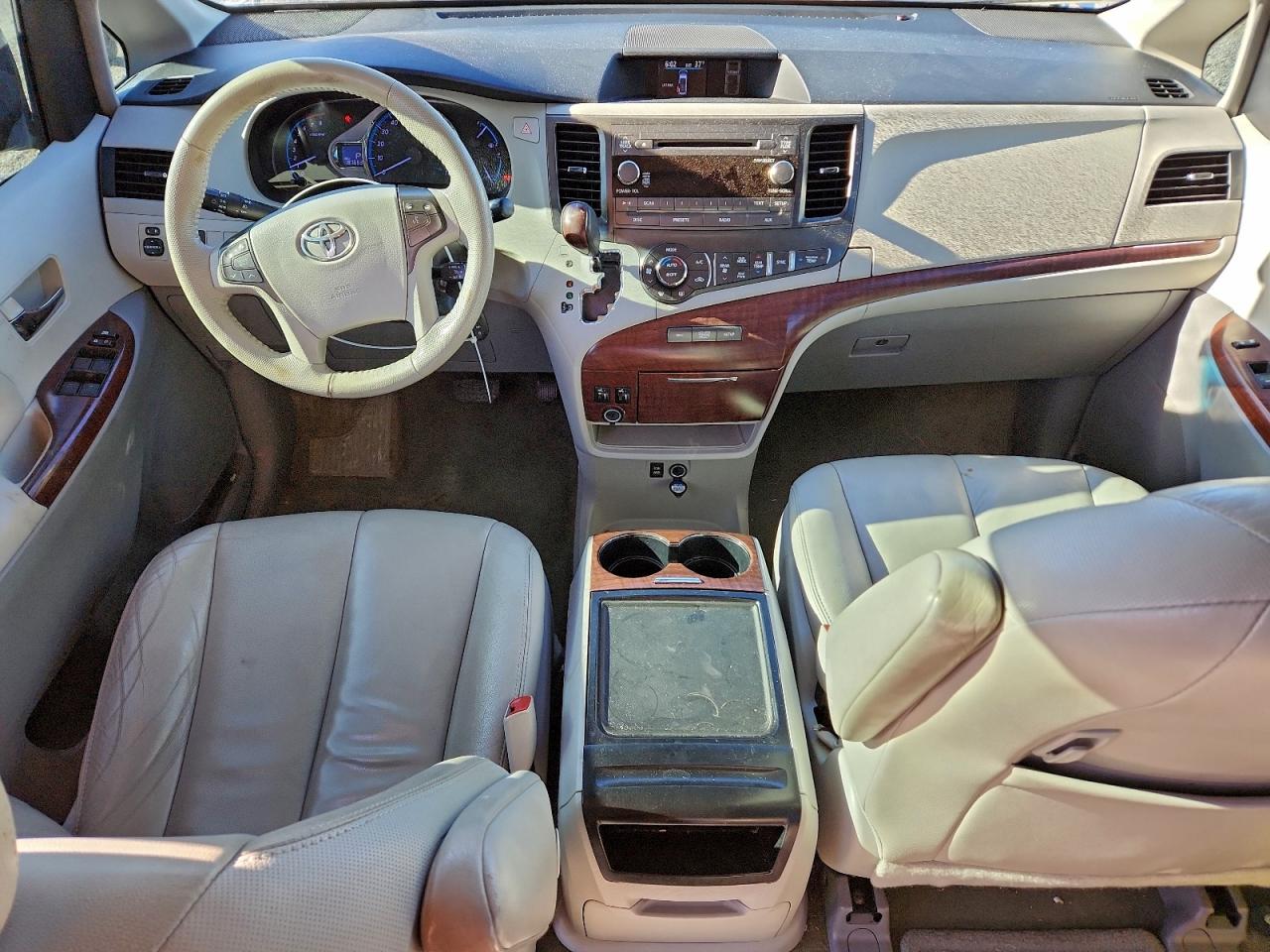 2013 TOYOTA SIENNA XLE photo 8