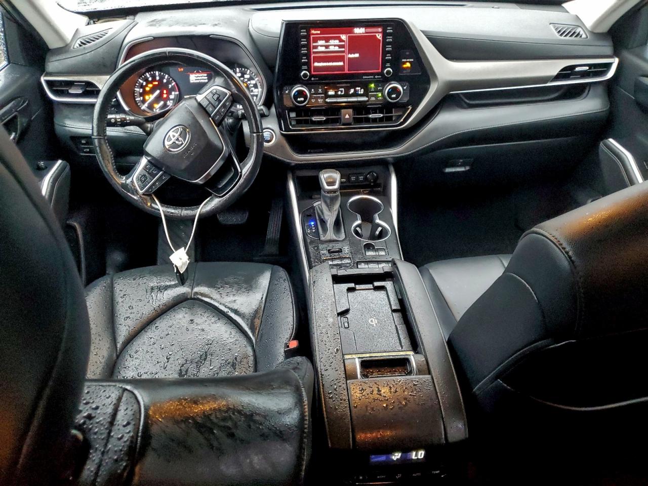 2021 TOYOTA HIGHLANDER XLE photo 8