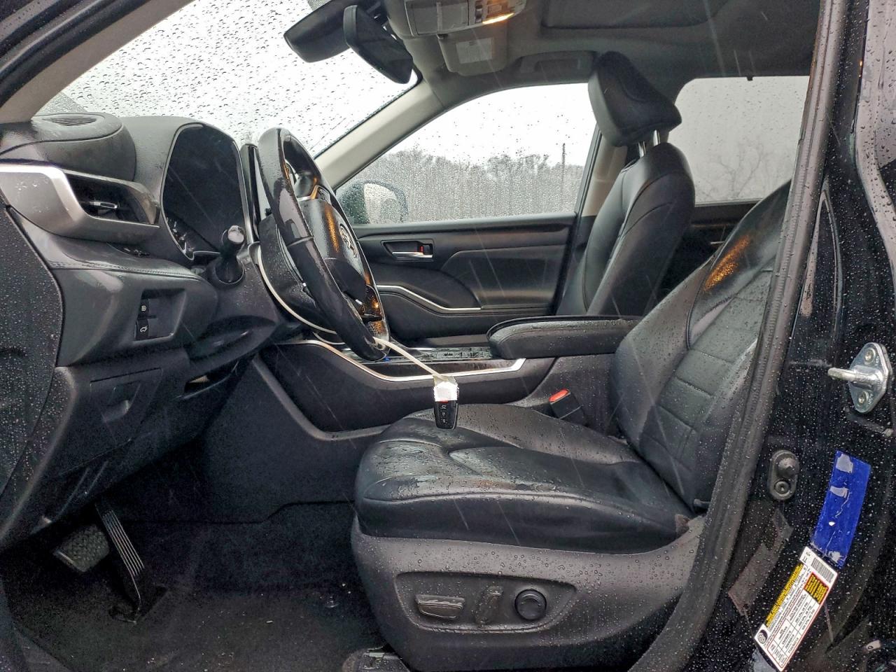 2021 TOYOTA HIGHLANDER XLE photo 7