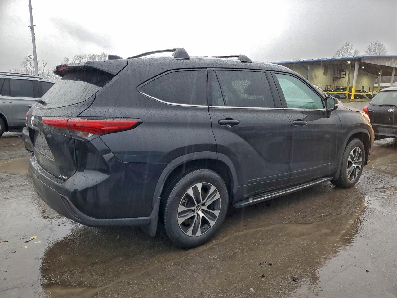 2021 TOYOTA HIGHLANDER XLE photo 3